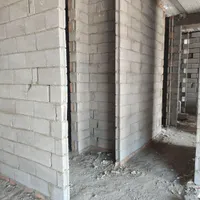 نیازمند بنا دیوار چینی با بلوک و کارگر