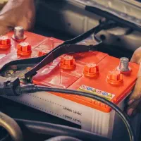 انواع باطری ماشین سبک و سنگین به قیمت درب کارخانه