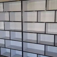 قفسه دیواری  در حد نو و میز پذیرش