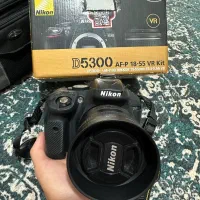 نیکونD5300 فول پک با لنز 35 میلی‌متر.سالم وکم‌کار