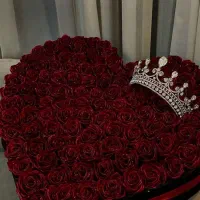 باکس گل رز قلبی تاج دار
