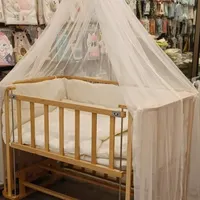 تخت چوبی کنار تخت مادر گهواره شو
