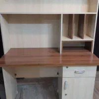 میز تحریر چوبی تمیز،بدون خط و خش،کتابخانه دار