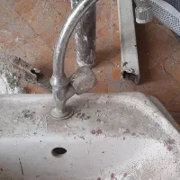 روشویی با شیر آب