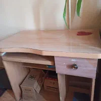 میز تحریر و کامپیوتر