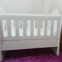 تخت و گهواره کنار تخت مادر