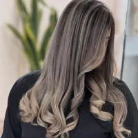 ارائه خدمات رنگ و لایت