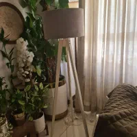 اباژور ایستاده پایه بلند سفید حباب بزرگ|چراغ خواب و آباژور|تهران, کوهک|دیوار