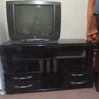 تلویزیون LG به همراه میز تلویزیون شیشه ایی