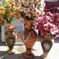فروش گل سفال منظره داره با گلهایش