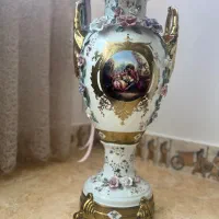 گلدان چینی. گل برجسته