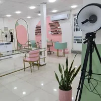 اجاره تخت و صندلی و میز ناخن در سالن