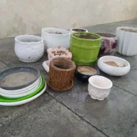 چند گلدون سرامیکی کار کرده با زیر گلدونی