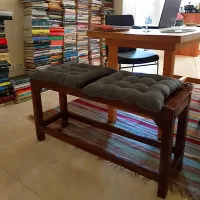 نیمکت چوبی همراه با کوسن