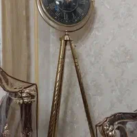 ساعت ایستاده کنار سالنی