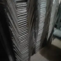 تعدادی پارچ و صندلی و گل میز