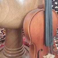 یک عدد تنبک و یک ویولون