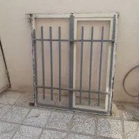 پنجره اهنی قرص وسالم