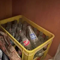 شیشه نوشابه همراه با جعبه