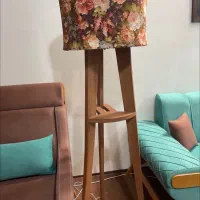 آباژور ایستاده