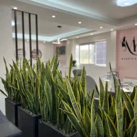 نیازمند ناخنکار و اکستنشن مژه در سالن زیبایی