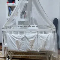 تخت کنار مادر