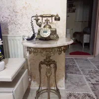 میز و تلفن برنز