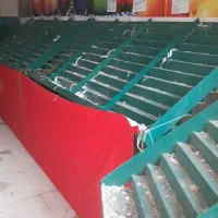 فروش میز  ودخل میوه فروشی در حد نو