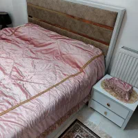 تخت خواب همراه با میز ارایشی و پاتختی و خوشخواب