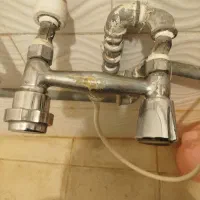 یک عدد شیر مخلوط توالت یک عدد شیر مخلوط حمام فروشی