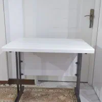 میز کامپیوتر یا میز تحریر با صندلی گردان چرخدار