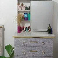 میز ارایشی و دو عدد تخت خواب تک نفره