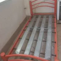 تخت فلزی