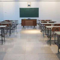 به یک کلاس برای برگزاری کلاس های زبانم نیاز دارم