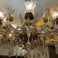 لوستر سلطنتی برنجی و کریستال شیک و چشم‌نواز