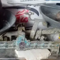 میز وصندلی غذا خوری وهمبرگر زن وترازوی دو کفه ای