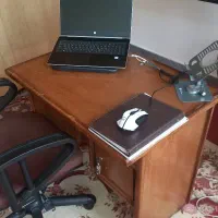 میز تحریر و کامپیوتر