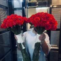 دسته گل ۵۰ شاخه ای گل رز طبیعی