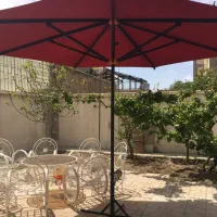 میز و صندلی و چتر باغی
