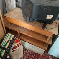 ۲ عدد میز چوبی و یک عدد تلویزیون ۲۱ اینچ
