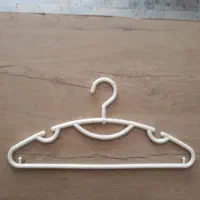 ۶ تا ۱۸ تومان چوب لباسی محکم وبادوام دست دوم