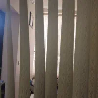 پرده کرکره ای با چوب پرده در حد نو