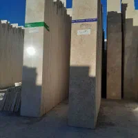 کارگر برای کار در سنگ فروشی