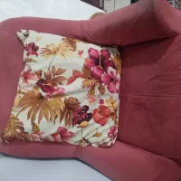 مبل راحتی کرم و صورتی به همراه مبل تک‌نفره