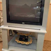 تلویزیون ال‌جی به همراه میز و گیرنده دیجیتال