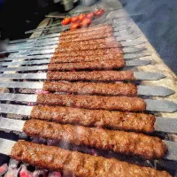 یک نفر آقا برای منقلکاری(برشته کردن کباب)