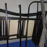 تخت دو طبقه ی فلزی