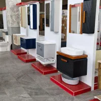 به تعدادی کارگر ساده و زیر کارچی و رنگ کار