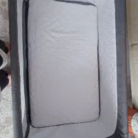 گهواره و تخت کنار مادر  نوزاد