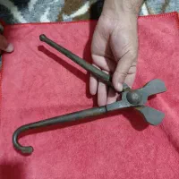 انبر پولادی طلا کش قدیمی به وزن۱کیلو۱۳گرم|کلکسیون اشیاء عتیقه|ارومیه, |دیوار
